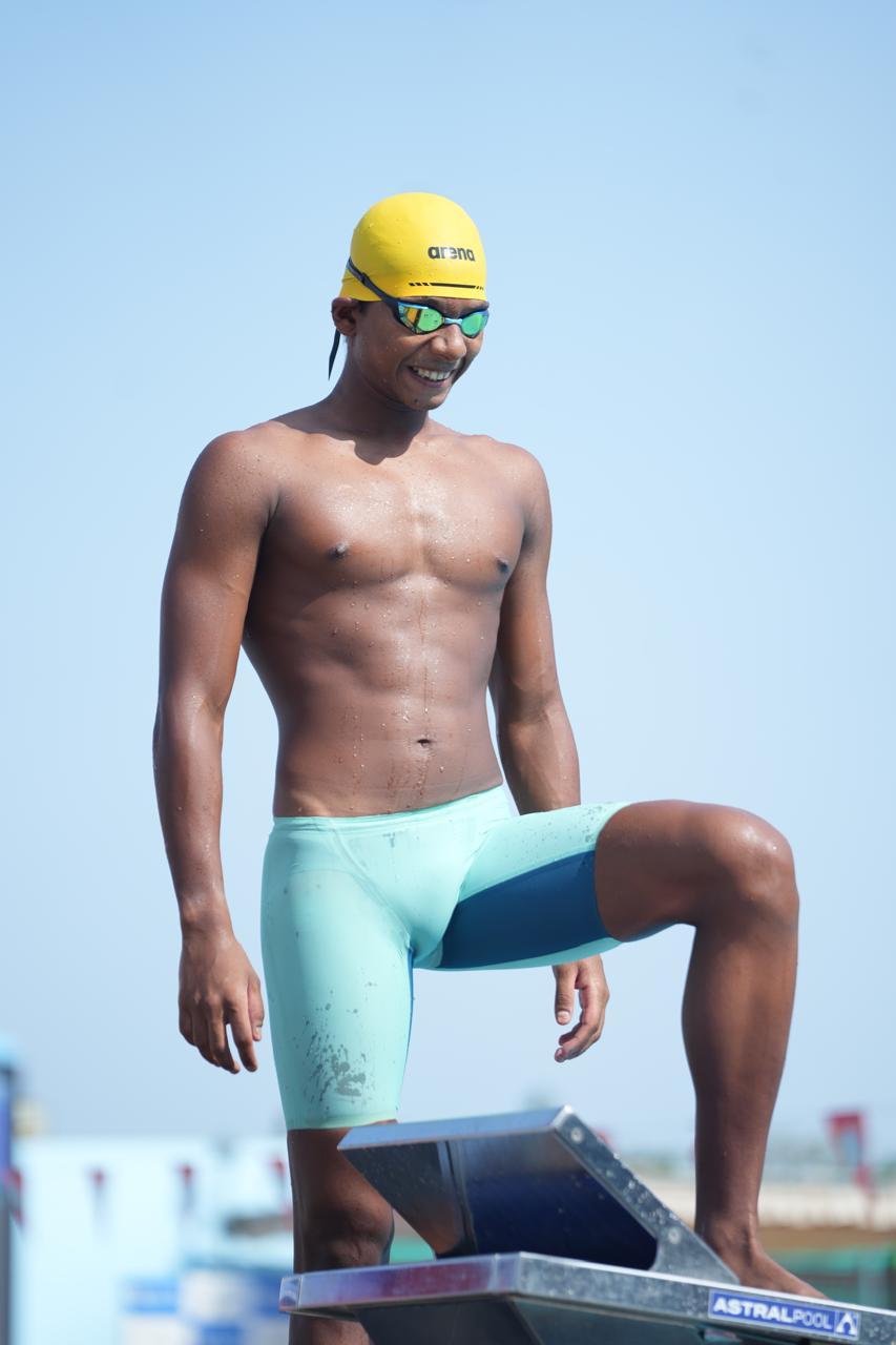 V. Kaveen Raj wearing a yellow race cap and goggles